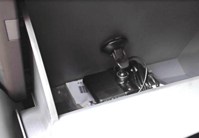 Αρκετοί είναι οι χώροι για μικροαντικείμενα. Το ντουλαπάκι του συνοδηγού μπορεί να χωρέσει ένα laptop 16 ιντσών, ενώ το υποβραχιόνιο έχει χωρητικότητα